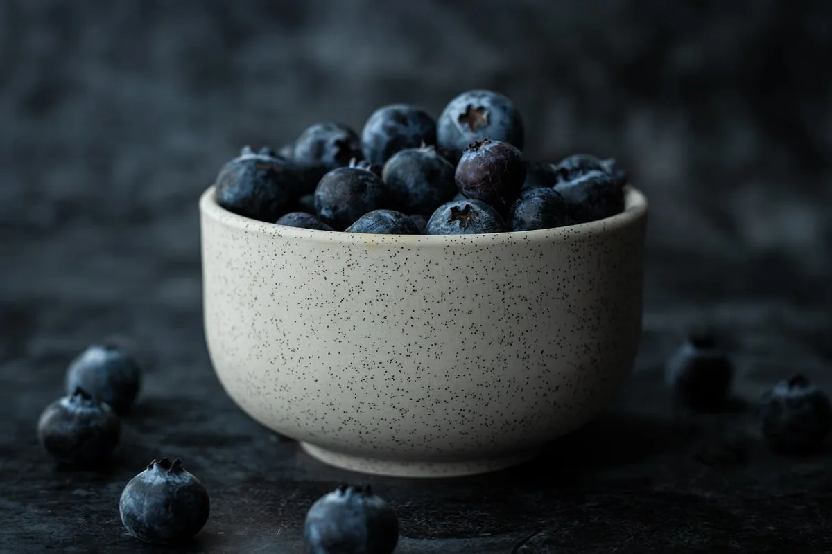 Assortiment de fruits et légumes frais dans un bol