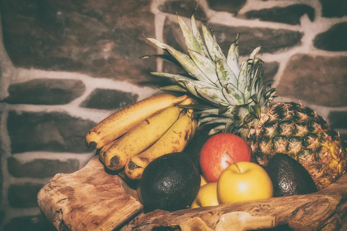 Ananas et papaye coupés montrant une collation digestive